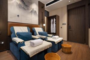 Yunmeng Riverview Hotel-Free pick up-inside the Fenghuang Ancient-English Service