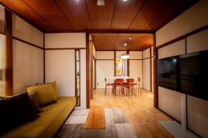 80 House for up to 15 guests 4 mins to JRSubway