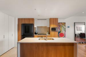 Skylight Brisbane Apartment with Free Parking