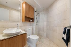 Skylight Brisbane Apartment with Free Parking