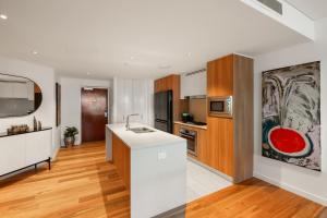 Skylight Brisbane Apartment with Free Parking