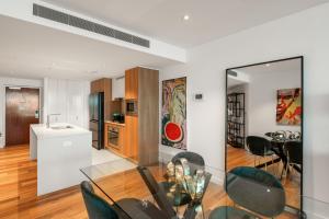 Skylight Brisbane Apartment with Free Parking