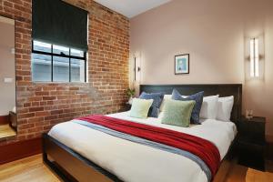 The Gisele - Luxury 4BR 3BA for 8 - Pool & Streetcar Stop