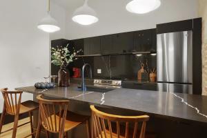 The Gisele - Modern 4BR 3BA for 8 - Pool & Streetcar Stop
