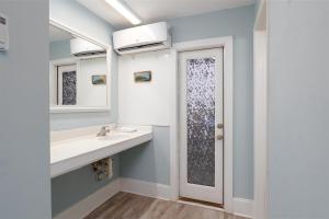 Beacon at Surf City- Retreat Near Beach and Pools