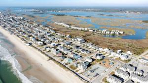 Beacon at Surf City- Retreat Near Beach and Pools