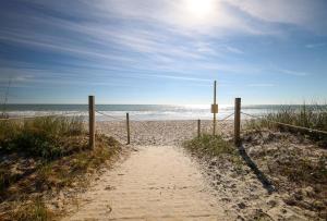Beacon at Surf City- Retreat Near Beach and Pools