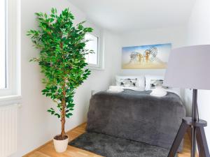 Luxury 2 Bedroom Penthouse Apartment with Terrace - Well-Connected Prime Vienna Location