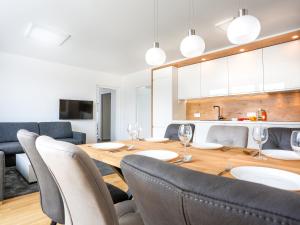 Luxury 2 Bedroom Penthouse Apartment with Terrace - Well-Connected Prime Vienna Location
