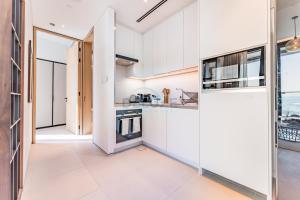 Balcony Facing the Marina with Partial Sea Views, Steps from the Beach and a Short Walk to Ain Dubai and Tram, The Address Residences, Jumeirah Beach Residence by Deluxe Holiday Homes