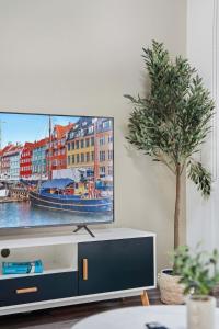 39WWP ABNB-Style Waterfront 2BR with Sunset View, 2 Free Parking