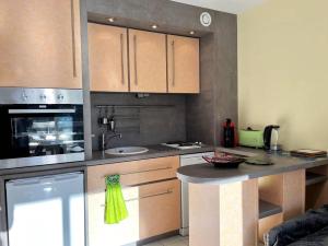 LV100-017 Appartement Studio cabine 4 couchages LE LAVANDOU