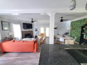 All Decked Out - 4 Beds, Pool & Pets Welcome home