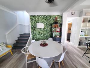 All Decked Out - 4 Beds, Pool & Pets Welcome home