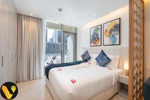 Vogue Vacation Homes, Downtown The Sterling by Omniyat, near Burj Khalifa and Dubai Mall, Studio Apartment with Balcony and Access toAmenities