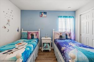 Large Family Retreat Pool BBQ Disney Parks Nearby