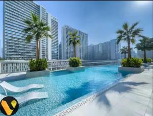 Vogue Vacation Homes, Downtown The Sterling by Omniyat, near Burj Khalifa and Dubai Mall, Studio Apartment with Balcony and Access to all Amenities