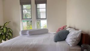 Rare 5BR Oasis - 30m to Sea