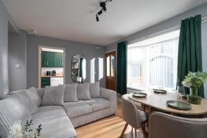 Emerald Chic 2-Bed Suite near St Georges Market
