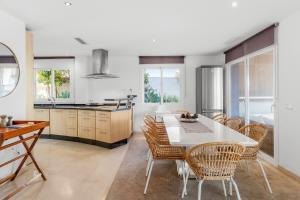 Spacious And Elegant Villa V214