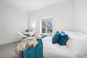 Modern & Cozy Private Double Room - Shared House by AltoLuxo Short Lets & Serviced Accommodation with Free WiFi & Parking