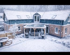 Newly renovated luxurious Villa hottub sauna 7 bedrooms