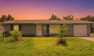 Modern 2BR with Backyard near Beach & Harbor