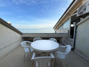 M170 - Marcelli, trilocale fronte mare con posto auto