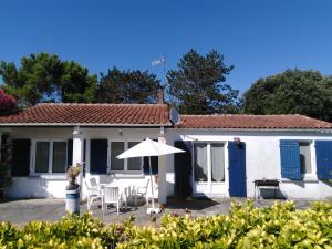 Maison oléronaise avec la plage à pied et la piste cyclable au bout du jardin