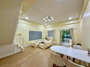 Caesars Corner Entire Place Cozy & Stylish Stay