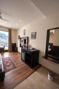 Tata Vista -Premium Rooms With Centrally Heated & Air Cooled Near Mall Road # By Vaikunth Hotel mcleodganj