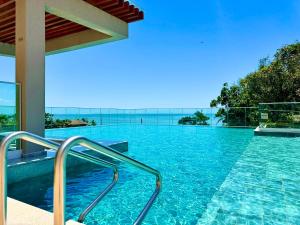 Apartamento em Condomínio Frente-Mar com Piscinas, Jacuzzi Aquecida, Sauna, Academia, Brinquedoteca, Churrasqueira na Sacada, Cozinha Completa e Lazer de Home Club