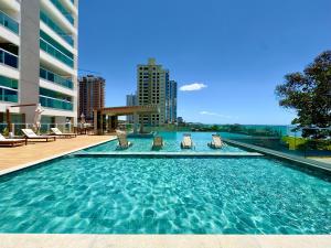 Apartamento em Condomínio Frente-Mar com Piscinas, Jacuzzi Aquecida, Sauna, Academia, Brinquedoteca, Churrasqueira na Sacada, Cozinha Completa e Lazer de Home Club