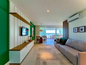 Apartamento em Condomínio Frente-Mar com Piscinas, Jacuzzi Aquecida, Sauna, Academia, Brinquedoteca, Churrasqueira na Sacada, Cozinha Completa e Lazer de Home Club