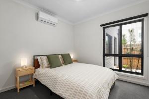 EntireTownhouse, living & views upstairs!