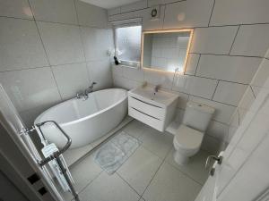 Detached, 2 En-Suites, 4 Double Rooms, 5 Car Parking