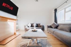 6 minutes from Heathrow Airport, Sleeps 15, Parking for 2