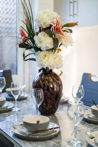 6 minutes from Heathrow Airport, Sleeps 15, Parking for 2