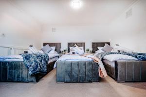 6 minutes from Heathrow Airport, Sleeps 15, Parking for 2