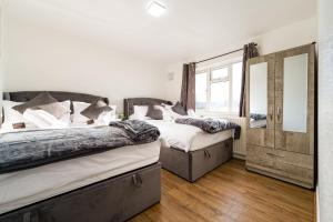 6 minutes from Heathrow Airport, Sleeps 15, Parking for 2