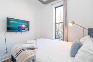 McCormick Place 3BR 2BA Optional Parking 2001 S State St - 2J