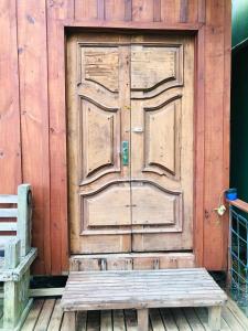 Between the sea and the mountains