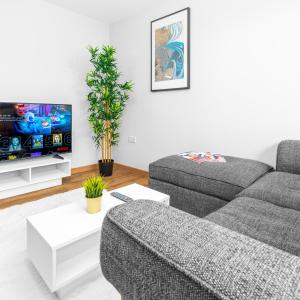 Cozy 2 Bed Apartment - 2 Parking Spaces - Sleeps 3 - Stourbridge 1BS