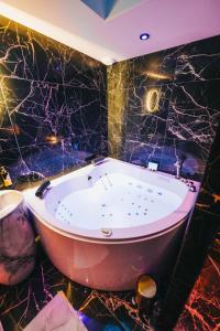 Love room, sauna et jacuzzi