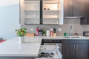 Spacious 3BR 420-Friendly McCormick & UIC Campus 2001 S State St - 3C