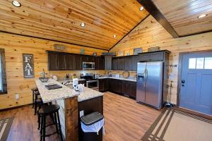 Seclusion Smoky Mountains Cabin w Views, Game Room & Free Tickets