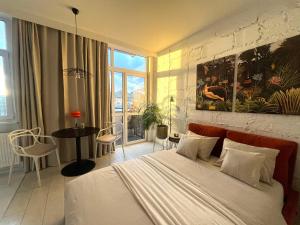 Apartament I LOVE PIOTRKOWSKA z wielkim lustrem, balkonem i klimatyzacją