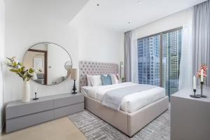 Vogue Vacation Homes, Marina Gate near JBR Beach and Marina Mall, One Bedroom Apartment with Balcony and city skyline view, Access toAmenities