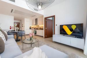 Vogue Vacation Homes, Marina Gate near JBR Beach and Marina Mall, One Bedroom Apartment with Balcony and city skyline view, Access toAmenities