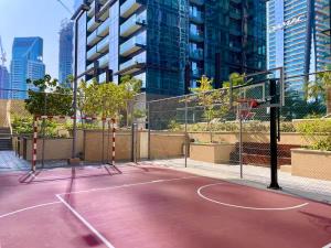 Vogue Vacation Homes, Marina Gate near JBR Beach and Marina Mall, One Bedroom Apartment with Balcony and city skyline view, Access toAmenities